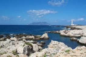 Cala Azzurra Situata tra Punta Marsala e Punta Fanfalo, è caratterizzata da un mare incredibilmente trasparente a fondale bianco con tonalità rosa.