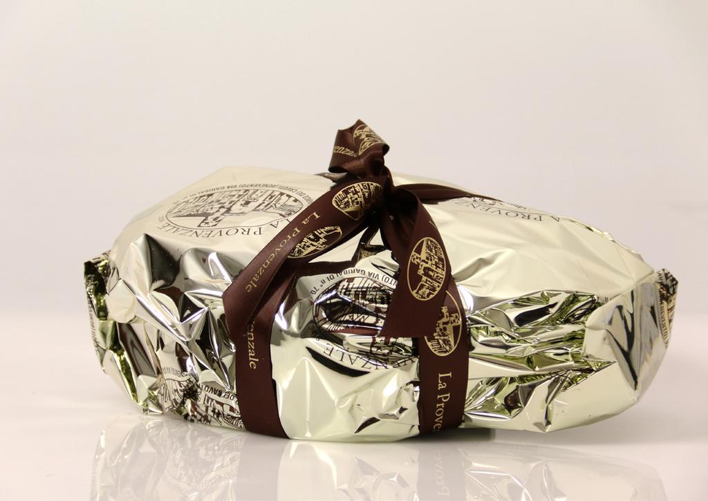 La classica Colomba ricoperta da una glassa di cioccolato fondente al