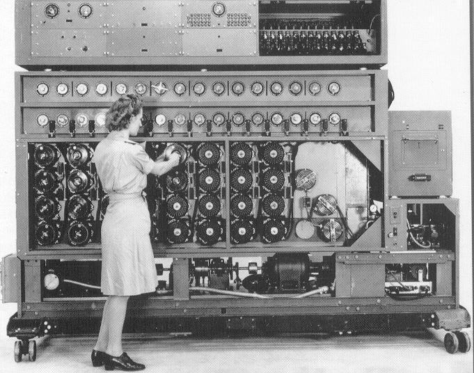 Nel 1936 il matematico inglese di origine ngherese, Alan Tring, presenta n so concetto di macchina calcolatrice astratta chiamata Bomba, il sistema di so generale era finalizzato alla