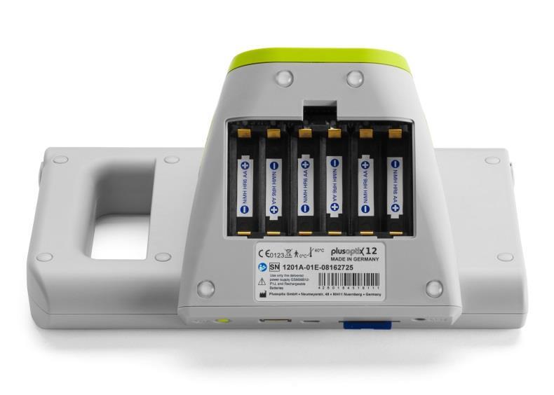 3.2. Inserire e ricaricare le batterie ricaricabili Vano batterie Targhetta identificativa Figura 3: Vista del vano batterie (plusoptix A12C) Attenzione: Se si deve posizionare l apparecchio sul lato