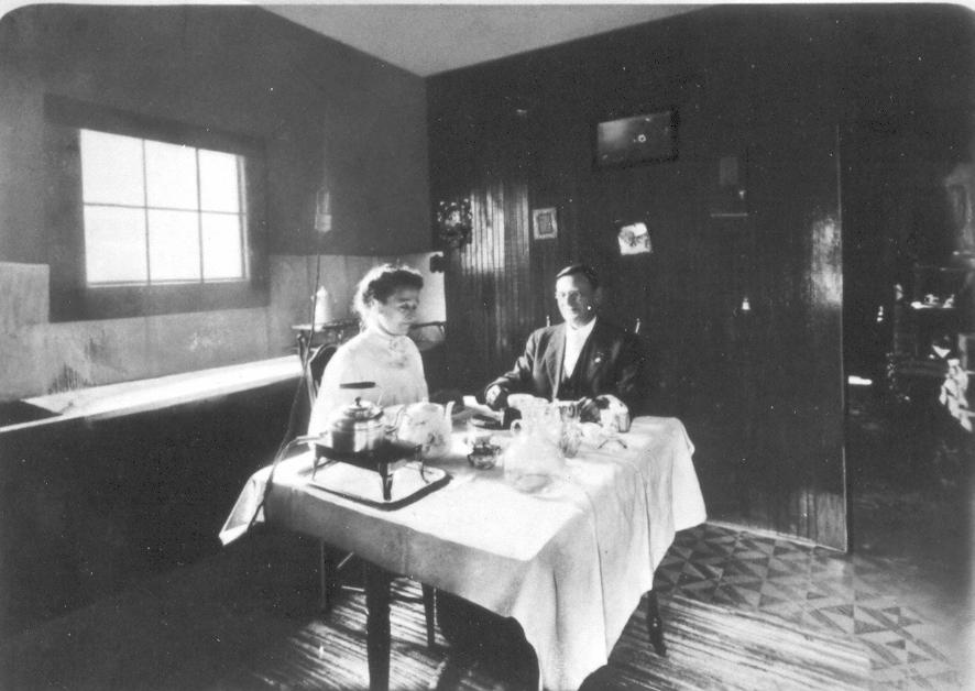 ] del 1910, Max Heindel era così malato che quando giunse alla piccola casa di tre stanze svenne. Per tre mesi, giorno e notte, Augusta si prese cura di lui.