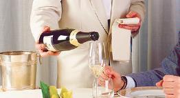 Il servizio di Champagne e spumanti Questi vini speciali vanno serviti con professionalità, il servizio si deve svolgere come un vero e proprio rituale, osservando alcuni importanti accorgimenti: