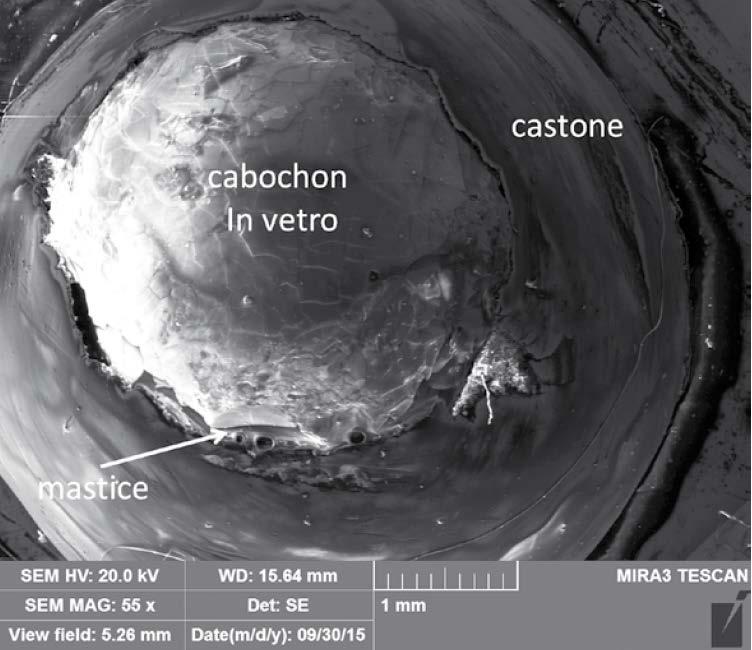 indicano che il vetro è stato collocato intenzionalmente al