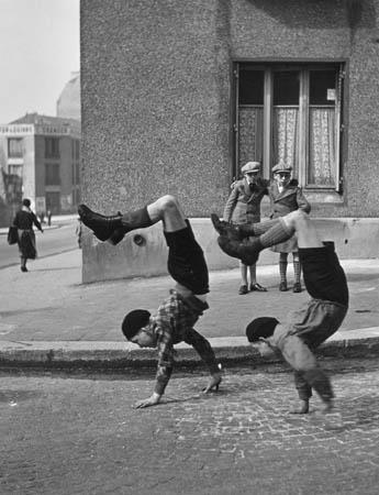 Robert Doisneau, Les frères, rue du Docteur Lecène, Paris, 1934 Robert Doisneau. Quello di Doisneau è un raccontare leggero, ironico, che strizza l occhio con simpatia alla gente.