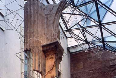 In alto puoi vedere la parte di pilastro del tempo degli antichi Romani. Questa parte è fatta di mattoni e stucco. Lo stucco è un materiale morbido a cui si può dare la forma che si vuole.