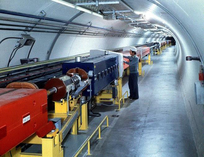 Esempi: Sincrotrone a protoni SPS del CERN (Ginevra): diametro 2 km; accelera in 2 secondi 10 13 protoni fino a 450 miliardi di ev (450 GeV)