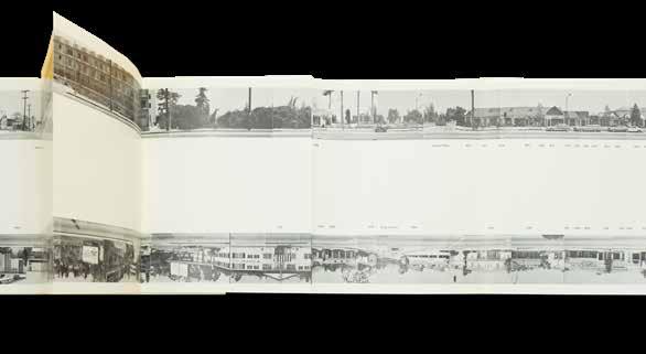 Leporello, ripiegato in 54 facciate interamente illustrate con due strisce parallele di immagini fotografiche b.n. per una lunghezza complessiva di m. 7,38. Tiratura di 5.000 esemplari.