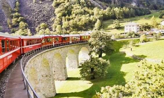Parti per un viaggio tra montagne e cielo su uno dei treni più famosi d Europa da St. Moritz a Tirano.