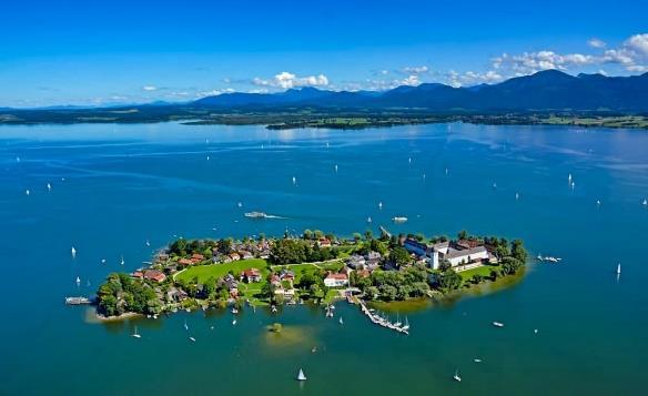 Lago Chiemsee, Castello e Fraueninsel Si parte in pullman dal Trentino-Alto Adige verso la Baviera per scoprire il Lago Chiemsee, il