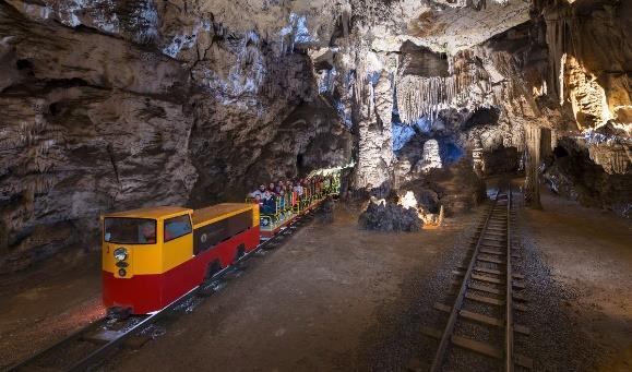 Lunedì 15 agosto (Ferragosto) Da 95 a persona Trieste, Castello di Miramare, Grotte di Postumia Queste caverne sono un opera d arte e