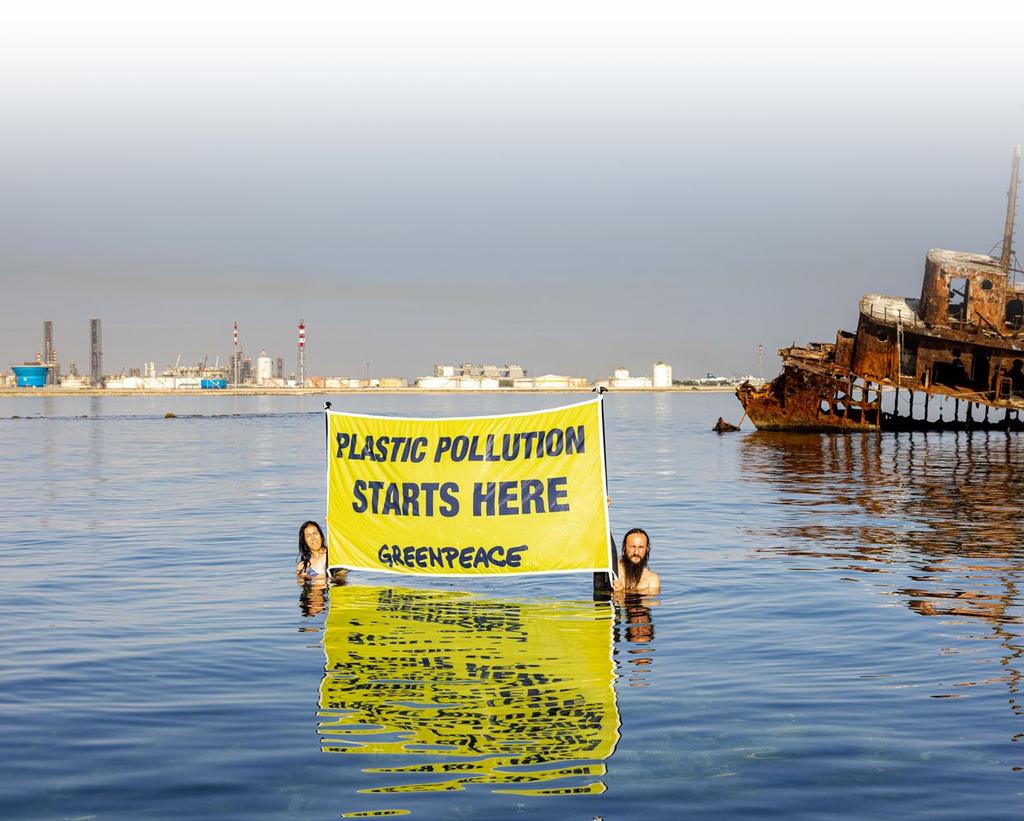 14 INQUINAMENTO SILENZIOSO Richieste di Greenpeace Lo stato di inquinamento dei mari, e più in generale del Pianeta, ha raggiunto livelli sempre più allarmanti ed è necessario intervenire su ogni