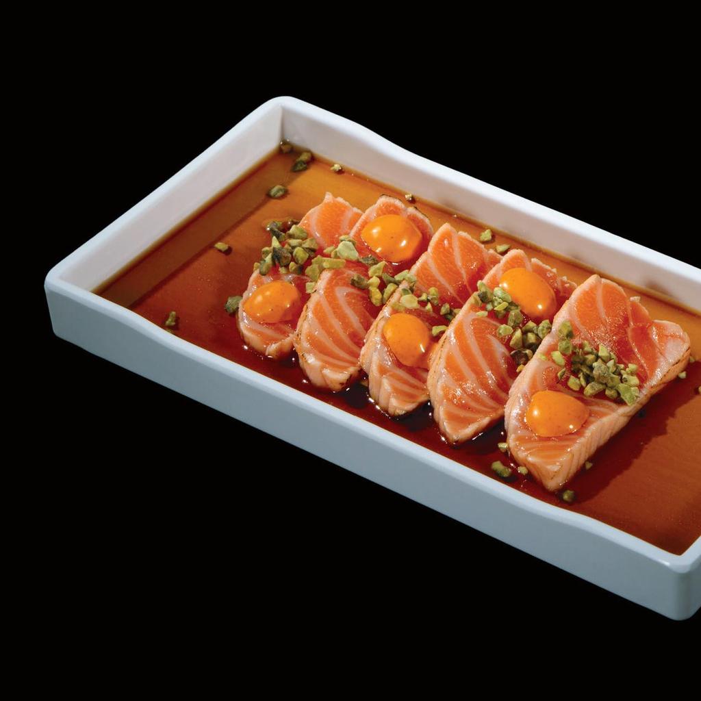 TATAKI plus 56 TATAKI SAKE Tataki di salmone flambé adagiato su un letto di salsa