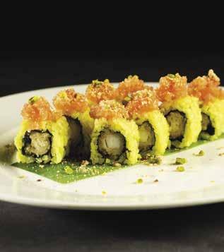 di amaretti Roll di riso allo zafferano farciti con *surimi in tempura, avocado, guarnito con formaggio cremoso,