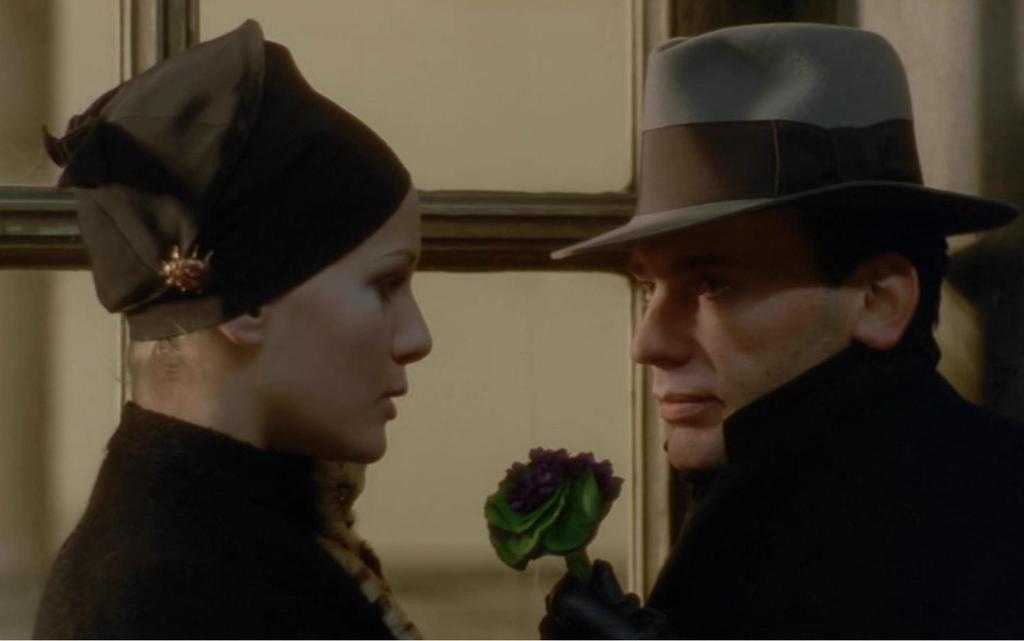 Figura 11: Marcello regala ad Anna una rosa appena comprata Durante la cena il protagonista parla finalmente con Manganiello, e sembra essere sul punto di rinunciare al compito: vuole restituire la