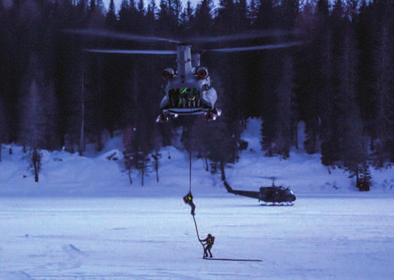 Il fast-rope non prevede dispositivi di vincolo e richiede prestanza fisica oltre che addestramento. Il veicolo finito nel lago ghiacciato è stato simulato da un cingolato da neve BV.