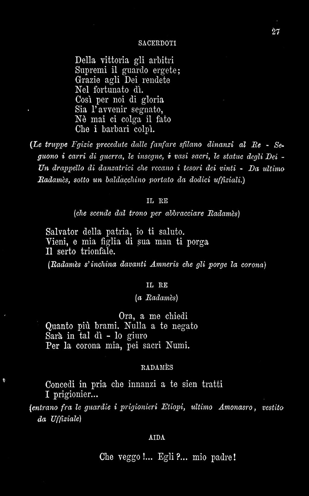 - Kadamès, sotto un baldacchino portato da dodici uffiziali.) Da ultimo IL RE (che scende dal trono per abbracciare Radamès) Salvator della patria, io ti saluto.