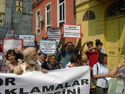 7/4/2004, Istanbul: manifestazione di solidarietà con gli antimperialisti italiani Dal punto di vista del diritto le accuse erano manifestamente infondate, anche se i telegiornali non avevano perso l