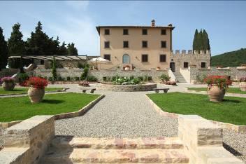 Attorno all anno Mille il piccolo villaggio formatosi intorno alla cappella intitolata a San Donato venne fortificato ed il Castello di San Donato in Perano entrò a far parte della rete di castelli