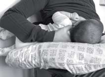Incrociata Il bambino è sostenuto con il braccio opposto alla mammella dove è attaccato. Quando ci sono difficoltà di attacco.