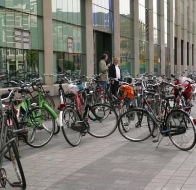 Nelle ciclostazioni più grandi le biciclette vengono riposte utilizzando sistemi di parcheggio appositi. Queste soluzioni permettono ai ciclisti di depositare la propria bicicletta.
