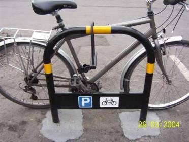 la bicicletta ha solo un dispositivo di bloccaggio non legato al supporto, i ladri possono semplicemente sollevare la bicicletta, portarla via e rompere il dispositivo in seguito.
