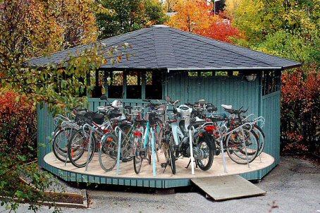 se) Depositi per biciclette custoditi Un deposito per biciclette custodito può essere preso in considerazione in quasi tutti i centri cittadini e le stazioni principali.