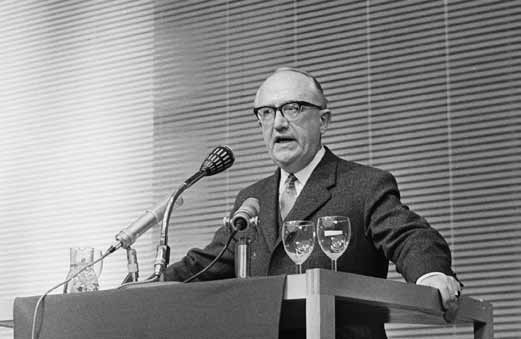 Conferenza Schuman per la formazione della Comunità europea del carbone e dell acciaio. In questo periodo lavorò a stretto contatto con Jean Monnet, la sua controparte francese.