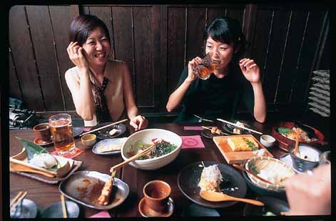 A Kyoto, partecipando allo Special Night Tour, sarete ospiti di una cerimonia del tè seguita da una cena a base di Tempura e da una serata al Gion Corner, dove potrete apprezzare vari generi di arti