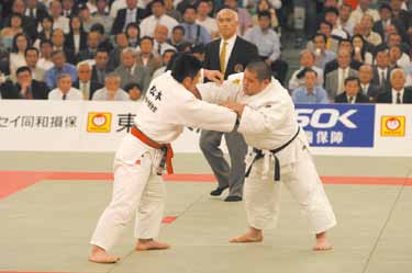 Svaghi e divertimenti Gli sport In Giappone tutti i tipi di sport godono di una grande partecipazione popolare e il paese, oltre ad aver esportato in tutto il mondo le arti marziali, ha contribuito