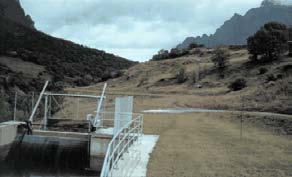 Il paramento di valle ha una inclinazione di 1:3 tranne che in una parte, lunga 40 m, dove l inclinazione è 1:10. Così progettata la diga rende agevole il passaggio a monte dei pesci.