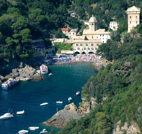 Per concludere in bellezza, chi volesse conoscere uno dei borghi liguri più famosi al mondo dal fascino glamour senza dubbio deve raggiungere Portofino.