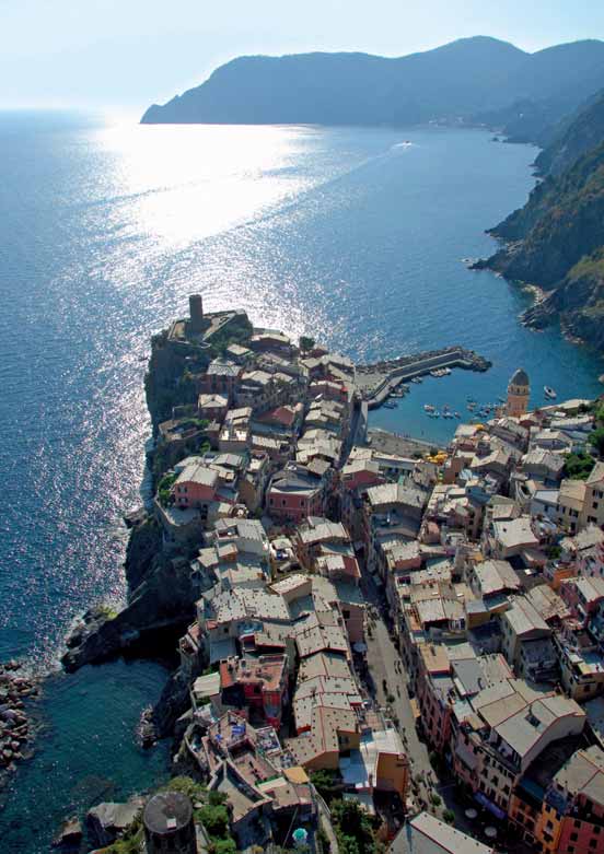 incontrano diverse tipologie di borghi che si aprono in oasi di verde o si specchiano nel mare.