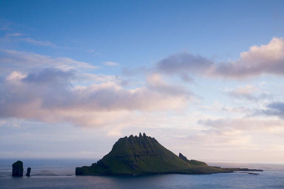 Isole Faroe DANIMARCA E U R O P A Sperdute nell Oceano Atlantico, le isole Faroe si svelano poco alla volta dal finestrino dell aereo ed emergono da una densa coltre di nubi e da banchi di nebbia che