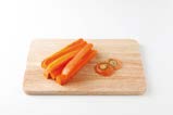 STRETTI LARGHI Le carote sono molto dense, quindi tagliare delle barrette sottili della misura di un dito. Aumenta il gusto! La durezza delle carote potrebbe bloccare l operazione di estrazione.