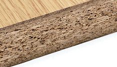 Ecocompatibile Siccome KARLBY è realizzato in truciolato ricoperto da uno strato di mm 3,5 di legno massiccio, la sua produzione richiede meno legno.
