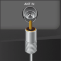 Collegare il cavo CATV o il cavo dell'antenna TV alla porta "ANT IN" posta lateralmente sul retro del prodotto.
