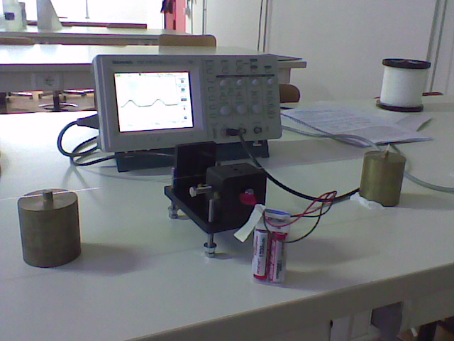 Studio sperimentale della propagazione di un onda meccanica in una corda Figura 1: Foto dell apparato sperimentale. 1 Premessa 1.