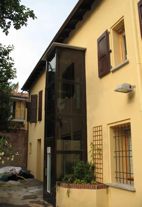 Una casa su misura Una casa su misura Centro Regionale Ausili di Bologna macchine è 120x80 cm), alla collocazione della porta di accesso e alla pulsantiera.