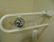 La rubinetteria della doccia dovrebbe essere munita di asta saliscendi ed eventualmente presentare due rubinetti, uno fissato in alto per il lavaggio totale ed uno più basso di dimensioni ridotte per