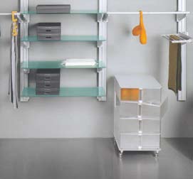Possiamo distinguere 3 tipologie di soluzioni, dalla più alla meno accessibile: la cabina armadio, l armadio con ante scorrevoli e quello con ante a battente.