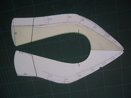 Figura 42 Completamento della creazione della base del modello: disegno delle linee del rinforzo dello scollo e della spezzatura tra fodera e camoscina A questo punto, come passaggio conclusivo di