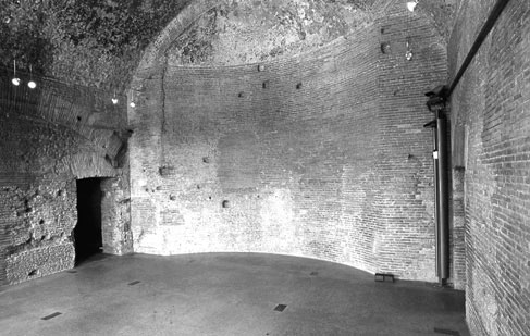 49: L ambiente antistante il lucernario: a sinistra il passaggio verso il portale aperto sul Giardino delle Milizie. Fig. 50: La sala absidata (S. Castellani).