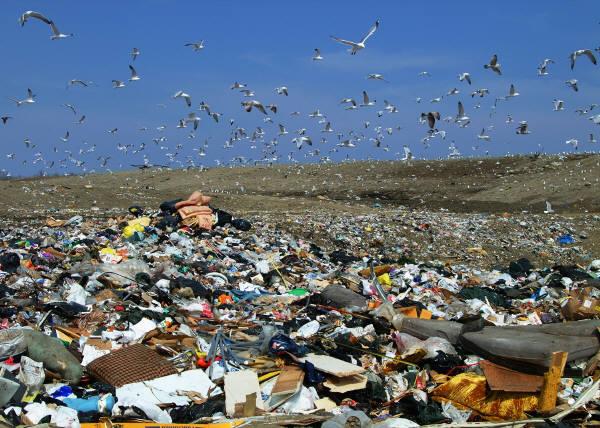 LA GERARCHIA PER UNA CORRETTA Nonostante sia ancora la destinazione del rifiuto solido urbano più diffusa in Italia e in buona parte di Europa, l interramento dei rifiuti in discarica rappresenta