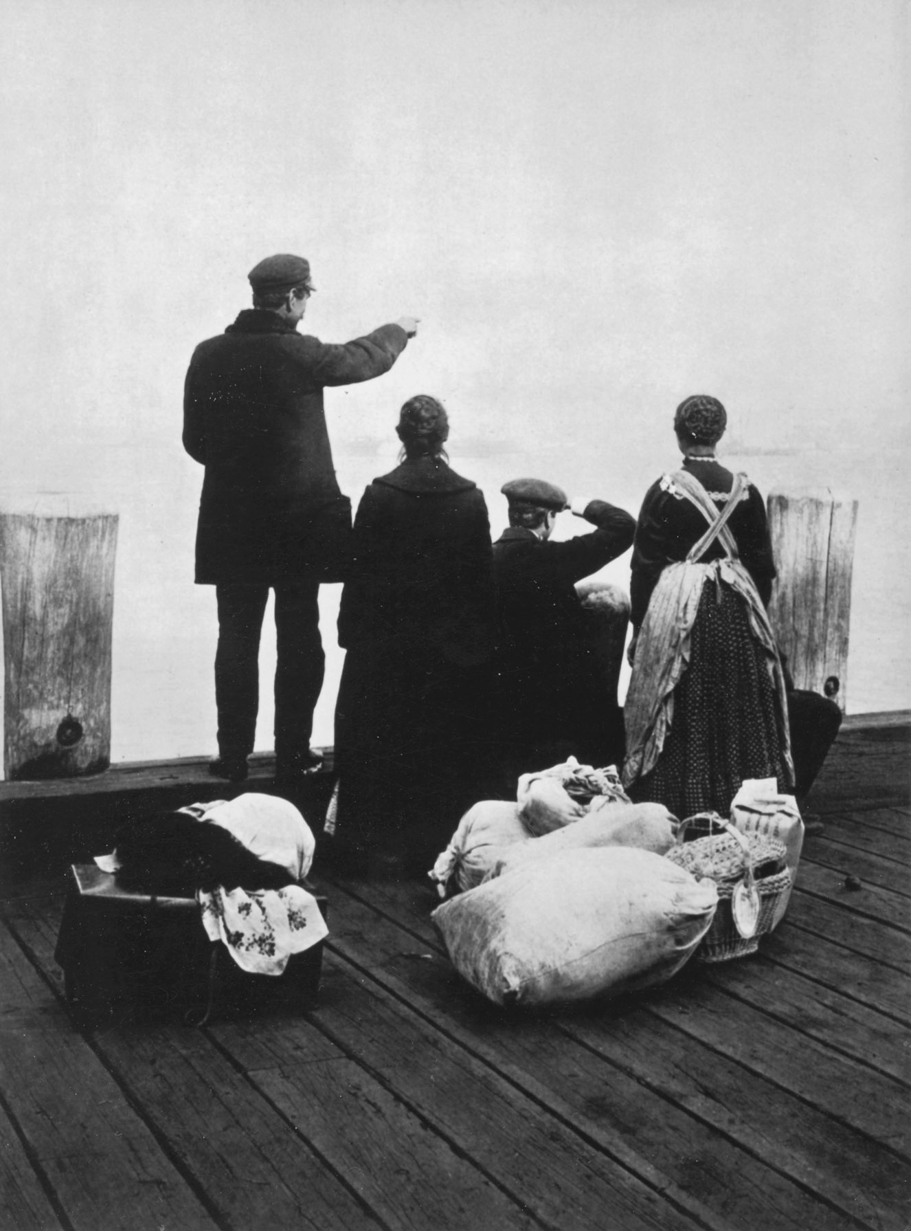 Figura 3. Un gruppo di emigranti sulla banchina di Ellis Island, in attesa di essere trasferiti a New York. Fotografia di anonimo, 1912. Fototeca Storica Nazionale Ando Gilardi e intraprendente.