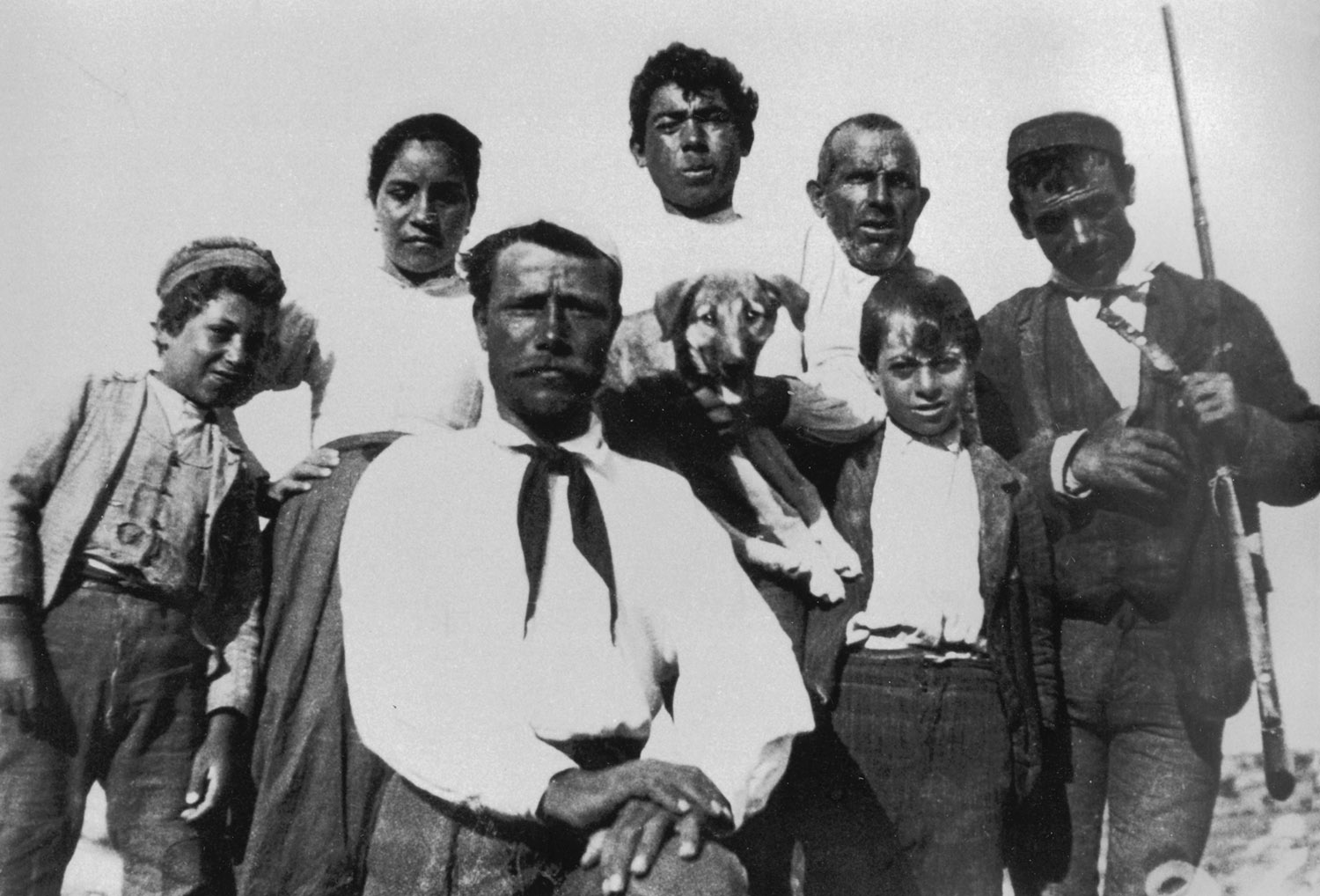 Figura 1. Il campiere massaro Filippo Turi «Culedda» con la moglie ed altri contadini. Foto di Giovanni Verga, 1892 circa, Fototeca Storica Nazionale Ando Gilardi.