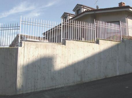 Un muro può essere qualificato come muro di cinta quando ha determinate caratteristiche: destinazione a recingere una determinata proprietà, altezza non superiore a tre metri, emergere dal suolo ed