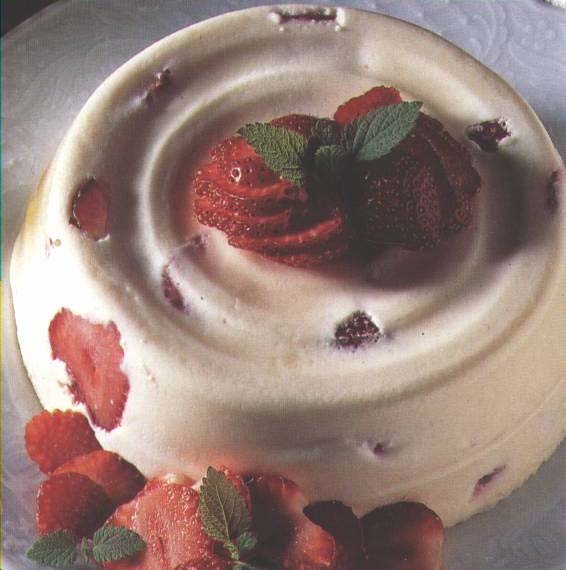 14 Dolci SEMIFREDDO alle FRAGOLE (per 2 persone) DOLCE FREDDO - 2 tazze di yogurt alle fragole - 60 gr. di zucchero - 60 gr. di latte scremato - 60 gr.