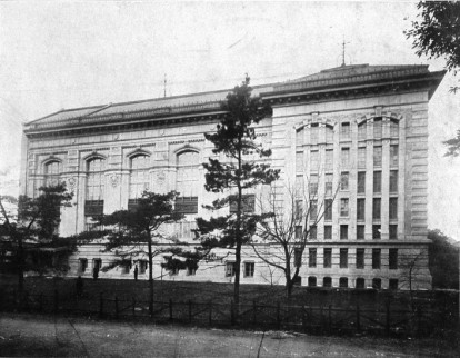 Imperial Library di Tokyo costruita nel 1906 in un immagine del 1911. 2007 National Diet Library. Japan International Library of Children s Literature.