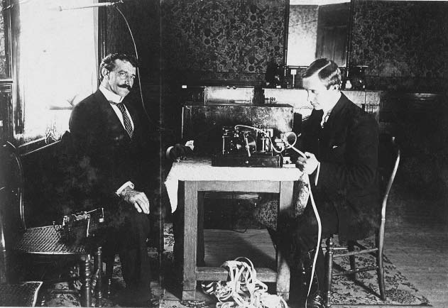 Guglielmo Marconi ed il fisico francese Branly; sullo sfondo il Canale della Manica in cui è avvenuto il primo collegamento radiotelegrafico fra la Francia (Vimereux) e l Inghilterra (Dover).