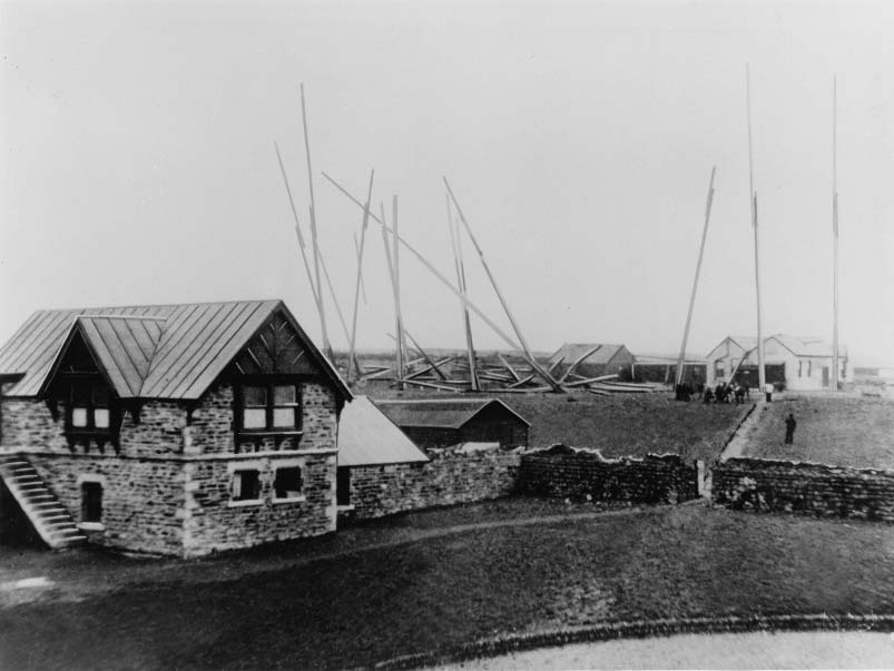 La stazione di Poldhu con l originaria antenna a forma circolare distrutta da un violento fortunale nel settembre 1901.